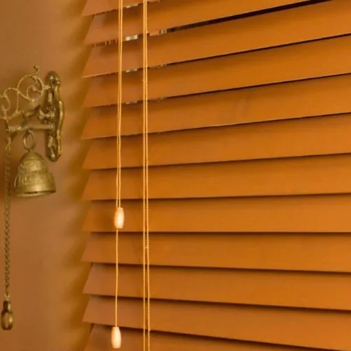 Persianas horizontales de madera en tono miel
